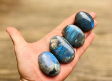 Load image into Gallery viewer, PRETTY Labradorite Palm Stone